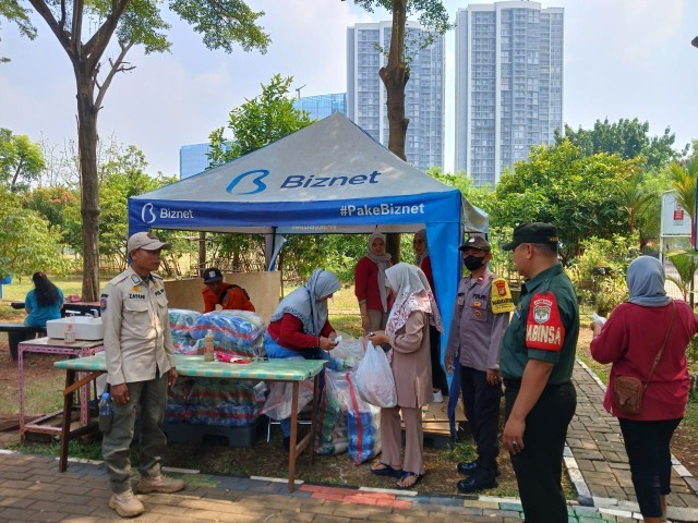 Serka Herdi Babinsa Koramil 07 Kembangan turut hadir dan monitoring kegiatan distribusi paket Pangan murah bersubsidi