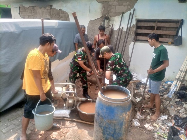 Danramil 05/TA Mayor Arh Saryono dan Babinsa Kelurahan Petamburan monitor pelaksanaan kegiatan Pembuatan sumur Bor (air bersih)