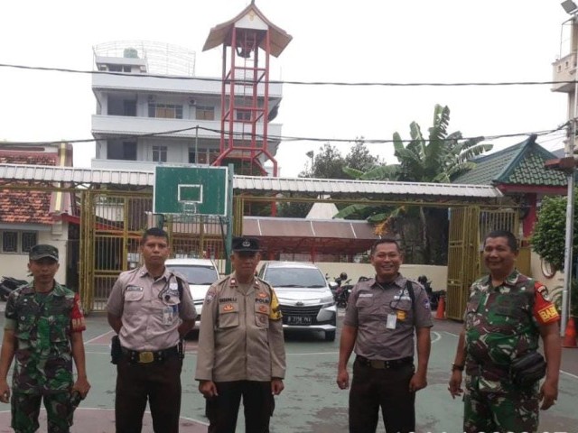 Babinsa Koramil 01/TS Melaksanakan Pengamanan di Gereja St Maria De Fatima ( Ricci )