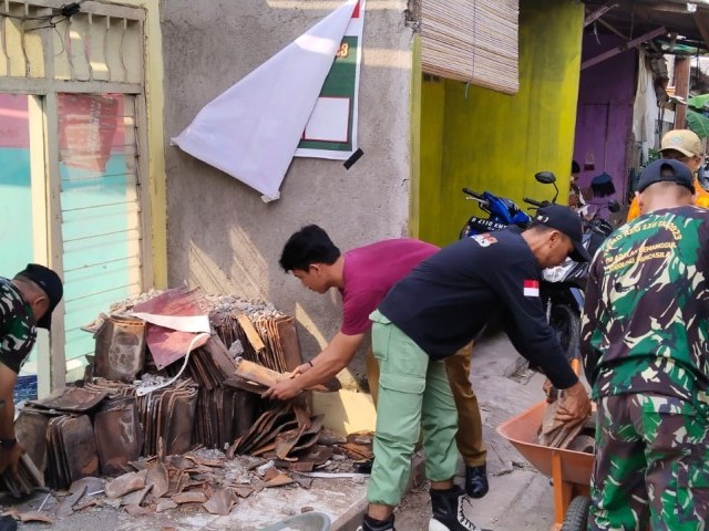 Semangat Gotong Royong, ASN Dan Linmas Bekasi Selatan Bantu Pengerjaan Fisik TMMD ke-116 Kodim 0507 Bekasi