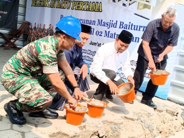 Danramil 02/Matraman Prakarsai Giat Peletakan Batu Pertama Pembangunan Masjid Baiturrahim