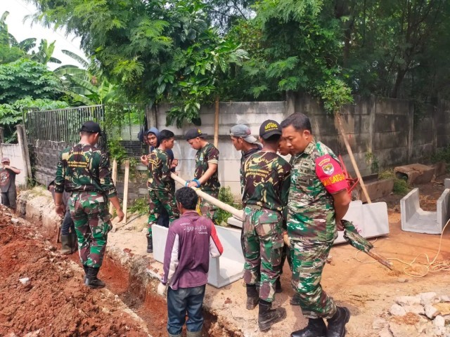 Dansatgas TMMD 116 Kodim 0507/Bekasi Cek Pengerjaan Fisik : Pastikan Pekerjaan Selesai Tepat Waktu