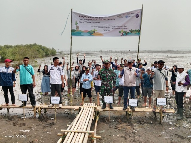 Di Wilayah Binaannya, Babinsa Sertu Damyati Gotong Royong Penanaman 1000 Bibit Mangrove