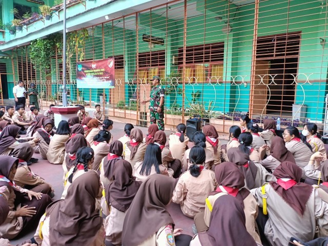 Tanamkan Sikap Disiplin Pada Siswa Siswi SMKN 9 Jakarta,Babinsa Koramil 02/TB Gelar Latihan PBB