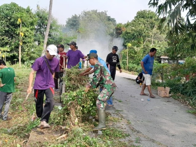 Ciptakan Kemanunggalan, Babinsa Dan Warga laksanakan pembersihan lingkungan