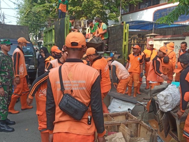 Ciptakan Lingkungan Bersih, Babinsa Laksanakan Karya Bakti Bersama PPSU