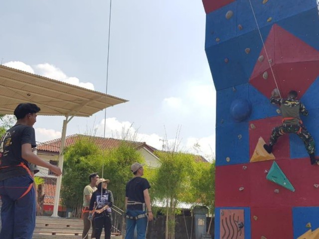 Koramil 07/Pdk Aren Gelar Pelatihan Krida Mountaineering dan SKK Climbing Kepada Pramuka SWK Binaan