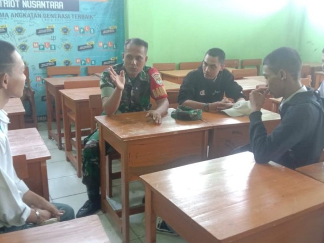 Berikan Himbauan dan Nilai-Nilai Pancasila, Babinsa Koramil 06/KD Laksanakan Komsos Dengan Siswa SMK Yayasan Amanatul Muslimin