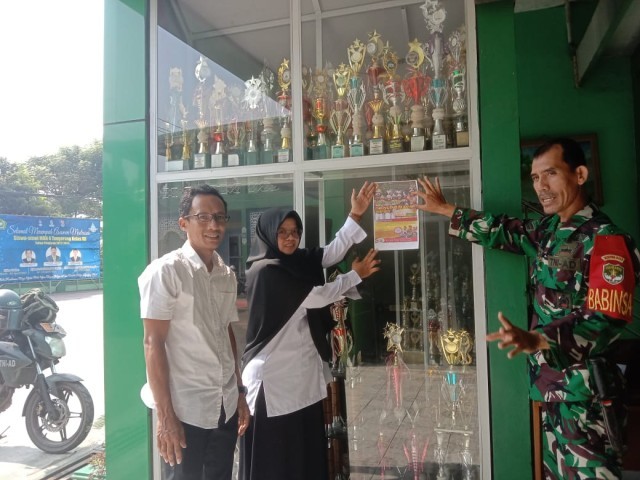 Anggota Koramil 08/Kronjo Pasang Pamflet Dan Baliho Penerimaan Taruna/Taruni Akmil TA 2023