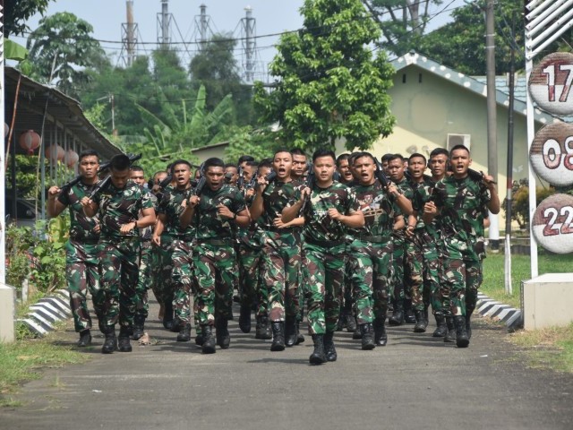Prajurit Yonif Mekanis 201/JY melaksanakan kegiatan olahraga lari siang