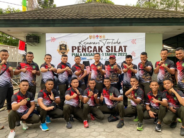 Atlet Pencak Silat Kontingen Kodam Jaya melaksanakan penimbangan berat badan