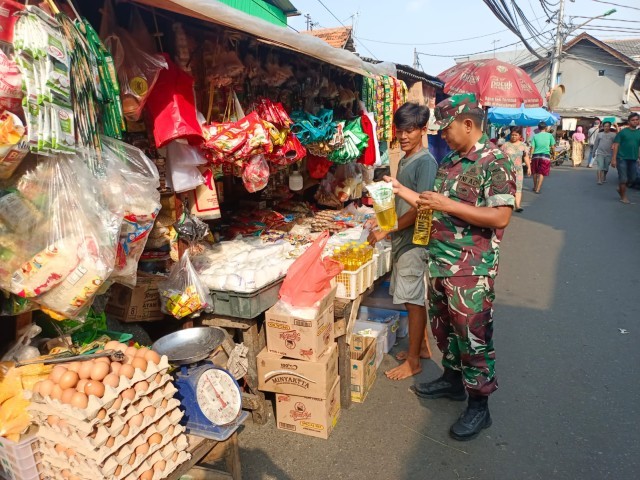 Kegiatan Rutin Koramil 01/Tamansari, Babinsa Sertu Rusnanto Cek Harga Sembako di Pasar