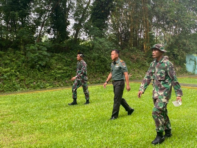 Danbrigif Mekanis 1 PIK/JS beserta jajaran Perwira Yonif Mekanis 201/JY melaksanakan latihan menembak pistol