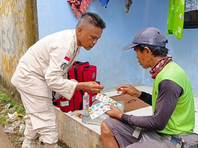 Peran penting Tim Kesehatan Satgas TMMD 116 Kodim 0507/Bekasi : Cepat tanggap dalam memberikan pengobatan