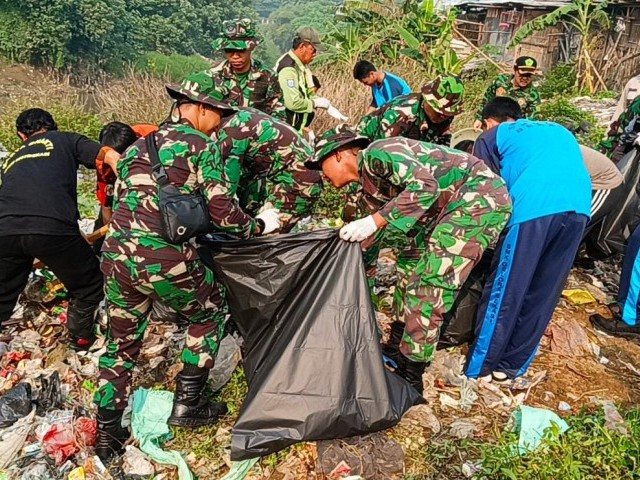 Kodim 0507/Bekasi Laksanakan Karya Bakti Tahun 2023, Bersihkan Sampah Bersama Elemen Masyarakat