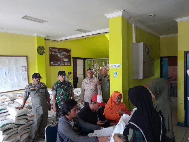 Babinsa Sindangsari Monitoring Penyaluran Bantuan Pangan CBP