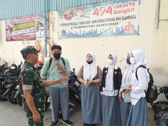 Komsos Babinsa Koramil 01/Tamansari bersama Siswa/i SMAN 17 Jakarta
