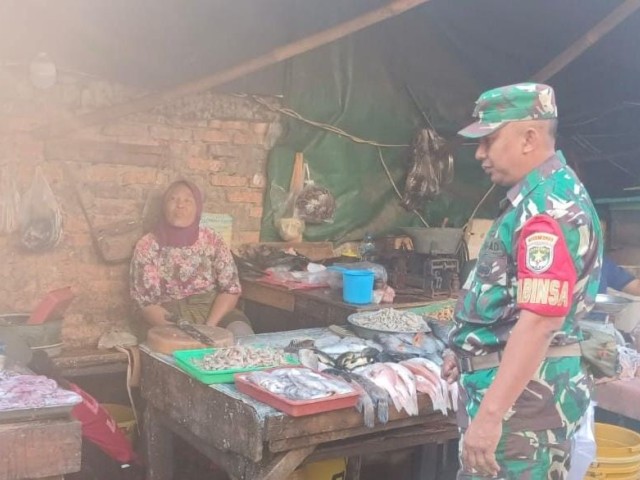 Pastikan Harga Sembako Normal , Babinsa Koramil 05/KJ Turun Langsung ke Pasar