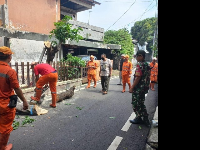 Babinsa Koramil 04/Gambir turut dalam pelaksanaan Kerja Bhakti di wilayah Binaan