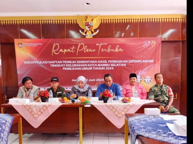 Sinergitas TNI dan Tiga Pilar, Babinsa Koramil 03/GP Serda Rubiyanta Hadiri Rapat Pleno Terbuka Rekapitulasi DPSHP Tingkat Kelurahan Kota Bambu Selatan