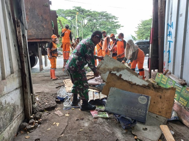 Babinsa Koramil 05/Tanah Abang Turut dalam pelaksanaan kerja bhakti diwilayah binaan