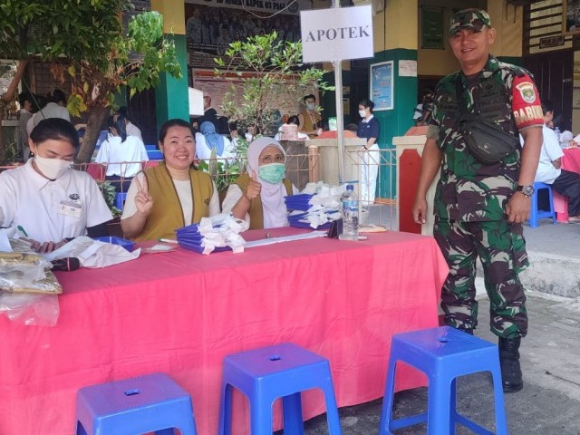 Babinsa Sertu Eko S Pantau Kegiatan Bantuan Sosial Pengobatan Gratis di Kapuk Cengkareng