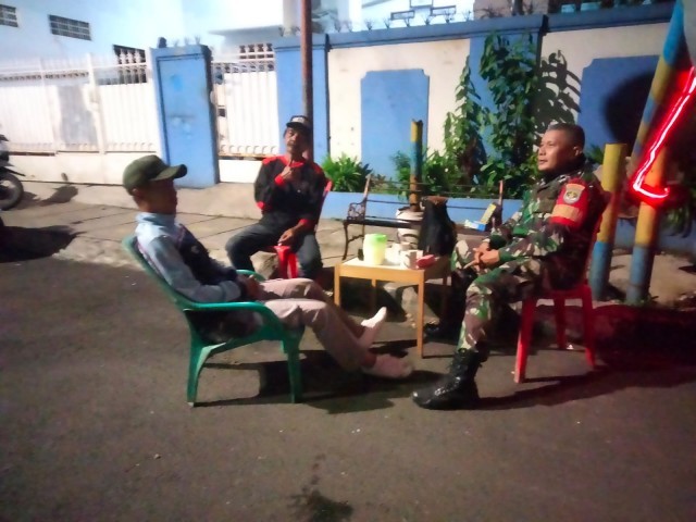 Babinsa Koramil 05/KJ Kodim 0503/JB Giat Siskamling Malam Antisipasi Kejahatan Malam Hari 