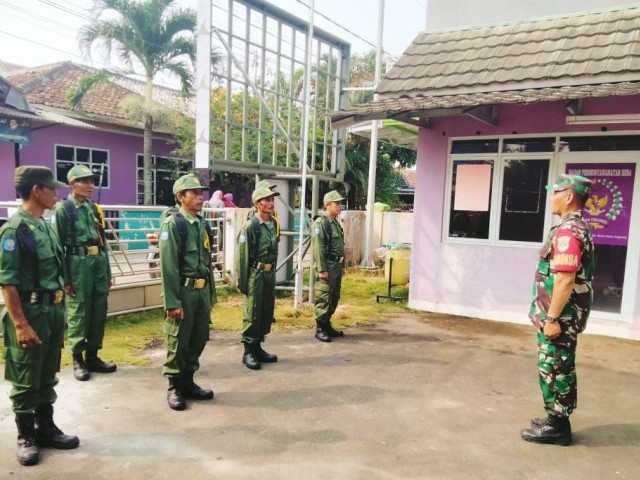 Pembinaan Linmas Di Desa Cikareo Oleh Babinsa Serka Suhenda