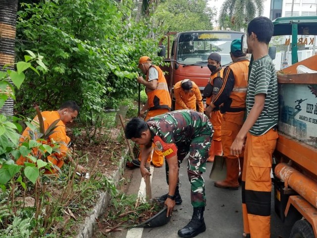Babinsa Koramil 02/Sawah Besar bersama Tiga Pilar Laksanakan Kerja Bakti