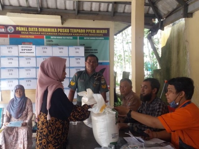 Babinsa Koramil 14/Panongan melaksanakan pendampingan kegiatan Pendistribusian Bantuan Beras Dari Badan Pangan Nasional RI