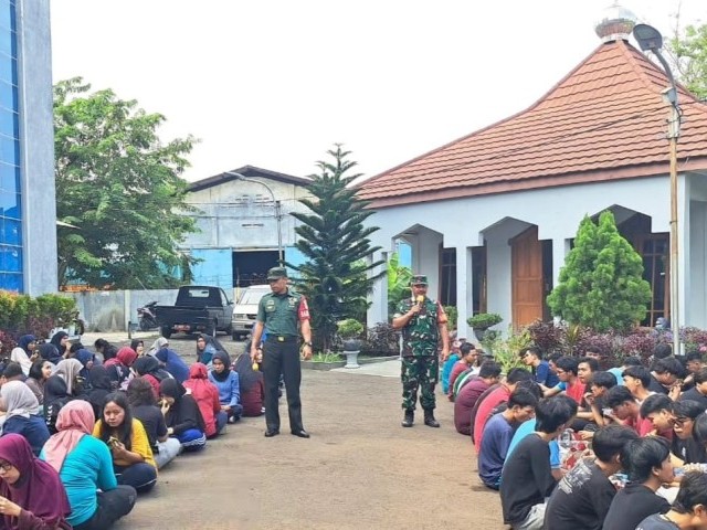 BABINSA KORAMIL 06 KD BERIKAN WAWASAN KEBANGSAAN DAN CINTA TANAH AIR KEPADA PESERTA PELATIHAN FMD DI PPKD JAKARTA BARAT