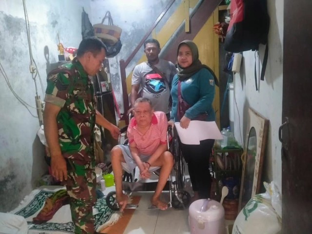 Dinas Sosial Peduli, Babinsa Koramil 02/SB Kodim 0501/JP Dampingi Dinsos Dalam Pemberian Kursi Roda