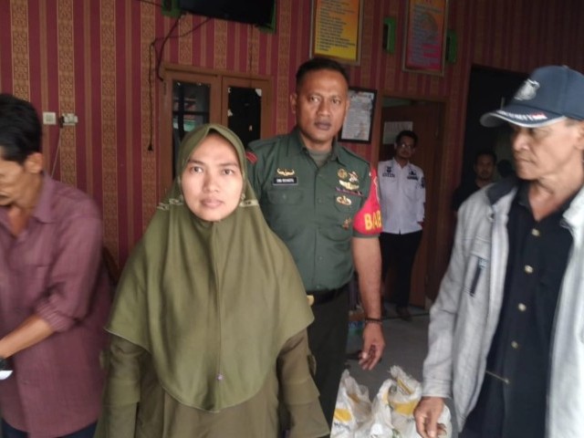 Babinsa Klebet Monitoring Penyaluran Bansos Pemerintah