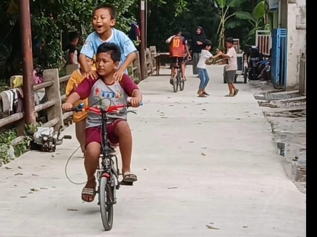 Senyum Bahagia Anak-Anak di Lokasi TMMD Ke-116 Kodim 0507/Bekasi Miliki Jalan Baru