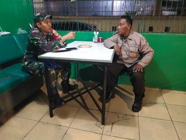 Tingkatkan Keamanan Sekitar Komplek, Pesan Babinsa Koramil 05/KJ Saat Siskamling Wilayah