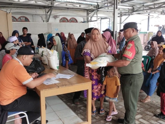 Babinsa Sukamurni Bantu Penyaluran Pendistribusian Beras Dari Pemerintah