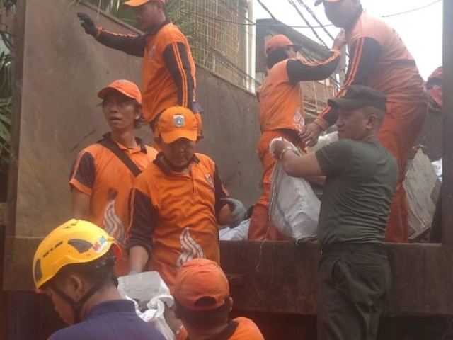 Babinsa Serma Patton CH Laksanakan Kerja Bakti Bersama Tiga Pilar Jembatan Besi di Lokasi Pasca Kebakaran