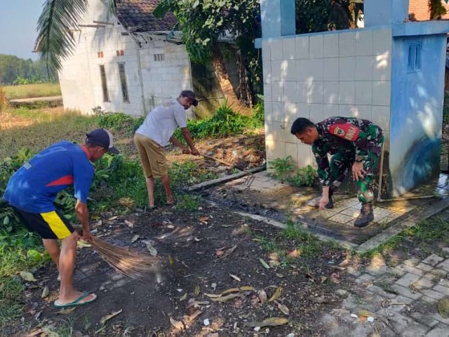Jalin Sinergitas Babinsa Cikareo Dengan Pemdes Laksanakan Jumat Bersih