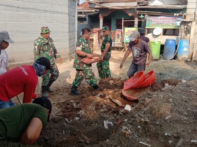JAWARA ( Jalinan Warga dan Tentara ) Koramil 05/Balaraja bersama Warga Membangun Masjid Jamie Nurul Jihad