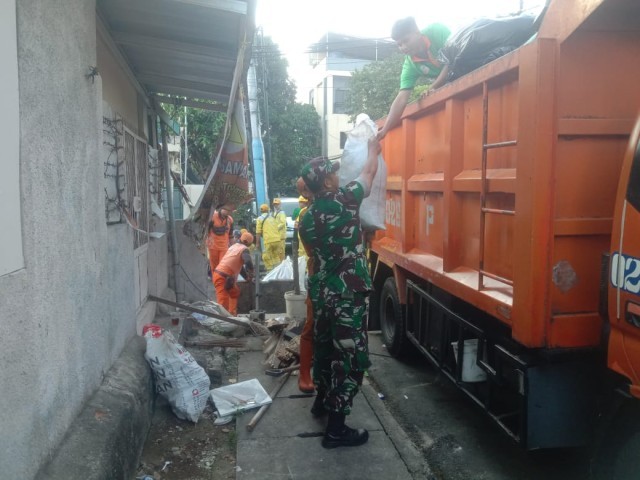 Babinsa Bersama Tiga Pilar Dan Warga Kerja Bakti Bersihkan Saluran Air
