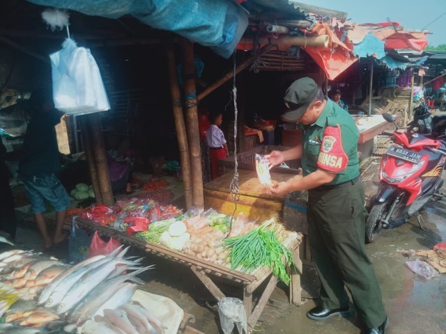 Babinsa Sepatan Cek Kebutuhan Pokok Jalankan ST Panglima