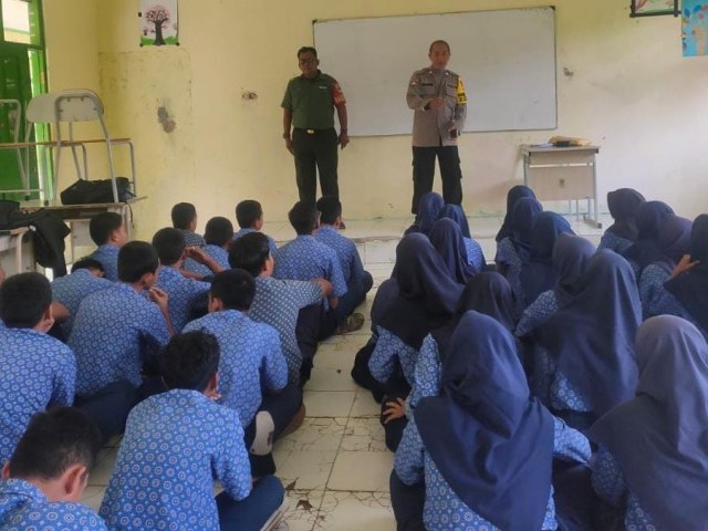 Hadiri Kelulusan Siswa, Babinsa Tekankan Bahaya Narkoba dan Tawuran