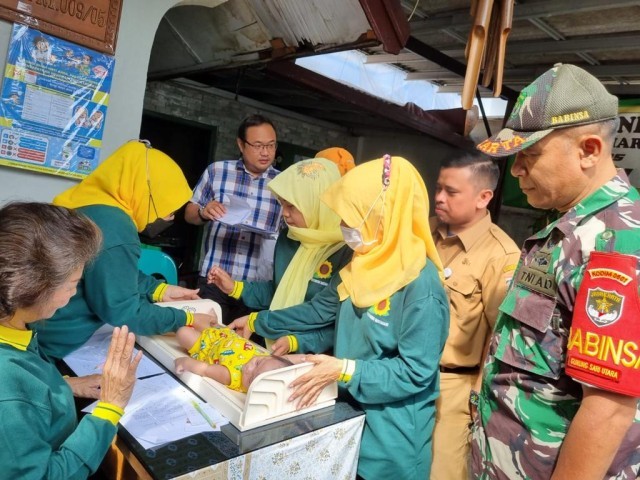 Wujudkan Balita Sehat, Babinsa Koramil 02/SB Kodim 0501/JP Dampingi Kegiatan Posyandu