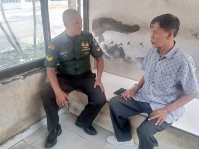 Tetap Waspada Jaga Lingkungan, Babinsa Koramil 05/KJ Giat Komsos Dengan Anggota Keamanan
