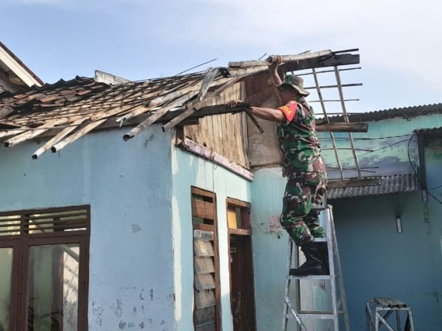 Anggota Koramil 08/Pml Bersama Warga Gotong Royong Bedah Rumah Milik Ibu Atih