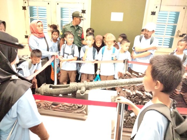 Babinsa Koramil 01/Menteng Kodim 0501/JP Dampingi Siswa-siswi SD Study Tours
