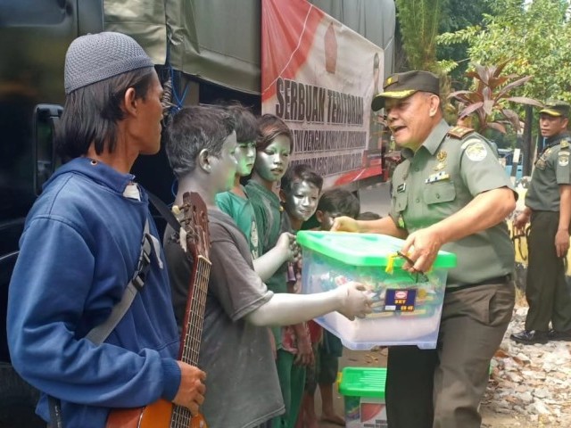 Wujud Kemanunggalan TNI, Ster Mabes TNI Bersama Kodim 0505/JT Berikan Bantuan Sembako Bagi Kaum Dhuafa