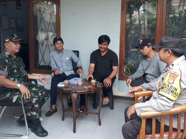 Babinsa Koramil 05/KJ Bersama Binmas Melaksanakan Giat Komsos Bersama Ketua RT dan Karang Taruna