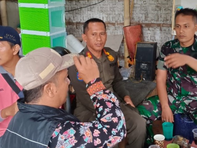 Babinsa Koramil 06/KD Komsos bersama Satpol PP Serta warga di lingkungan wilayah binaan