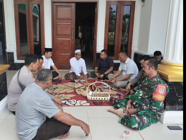 Babinsa Koramil 12/Serangbaru Bersahaja Dengan Komponen Masyarakat